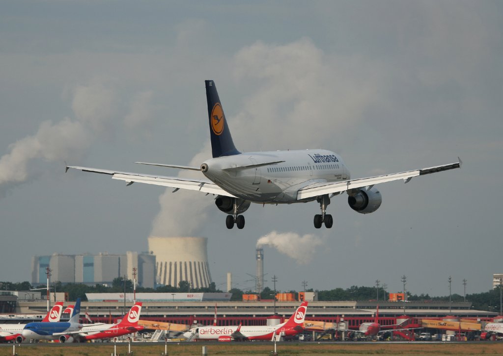 Lufthansa A 319-112 D-AIBE  Schnefeld  kurz vor der Landung in Berlin-Tegel am 18.06.2011