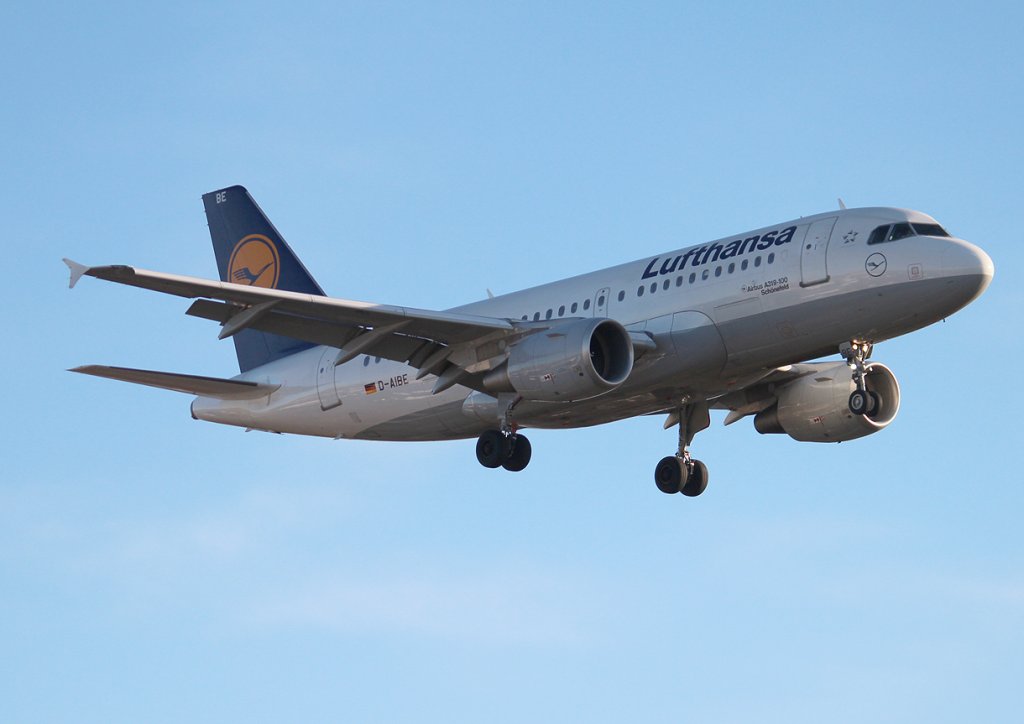 Lufthansa A 319-112 D-AIBE  Schnefeld  bei der Landung in Berlin-Tegel am 28.12.2012