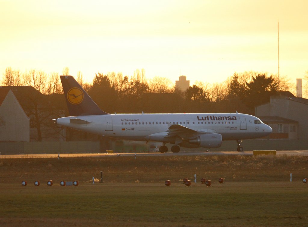 Lufthansa A 319-112 D-AIBE  Schnefeld  kurz vor dem Start in Berlin-Tegel am 28.12.2012