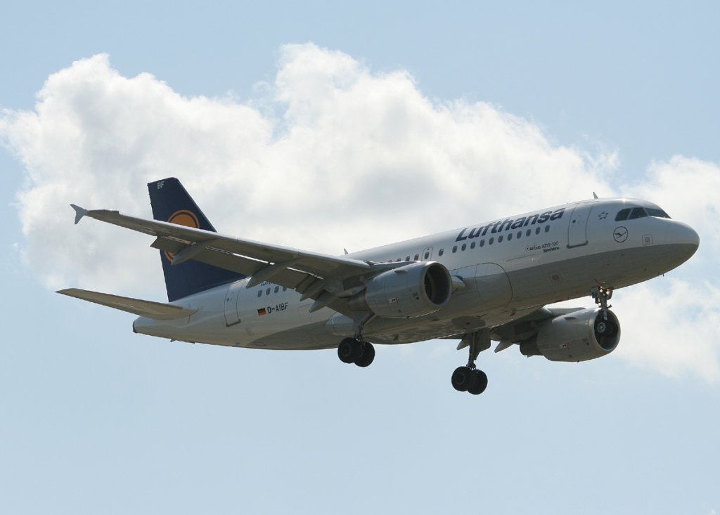 Lufthansa A 319-112 D-AIBF  Sinsheim  kurz vor der Landung in Berlin-Tegel am 09.06.2012