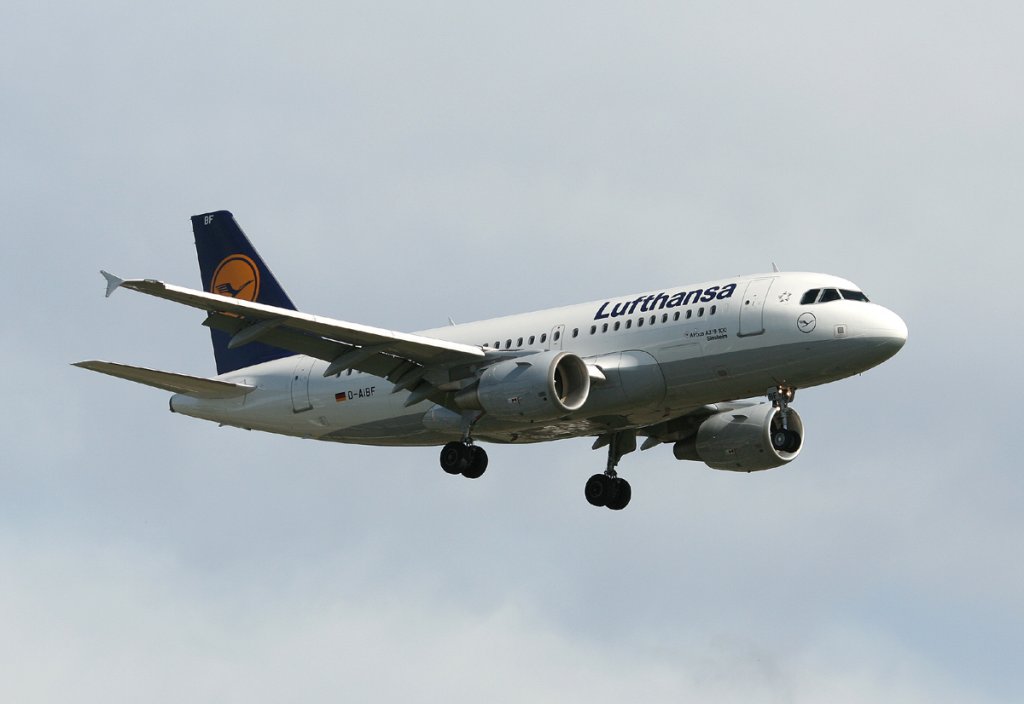 Lufthansa A 319-112 D-AIBF  Sinsheim  kurz vor der Landung in Berlin-Tegel am 25.06.2012