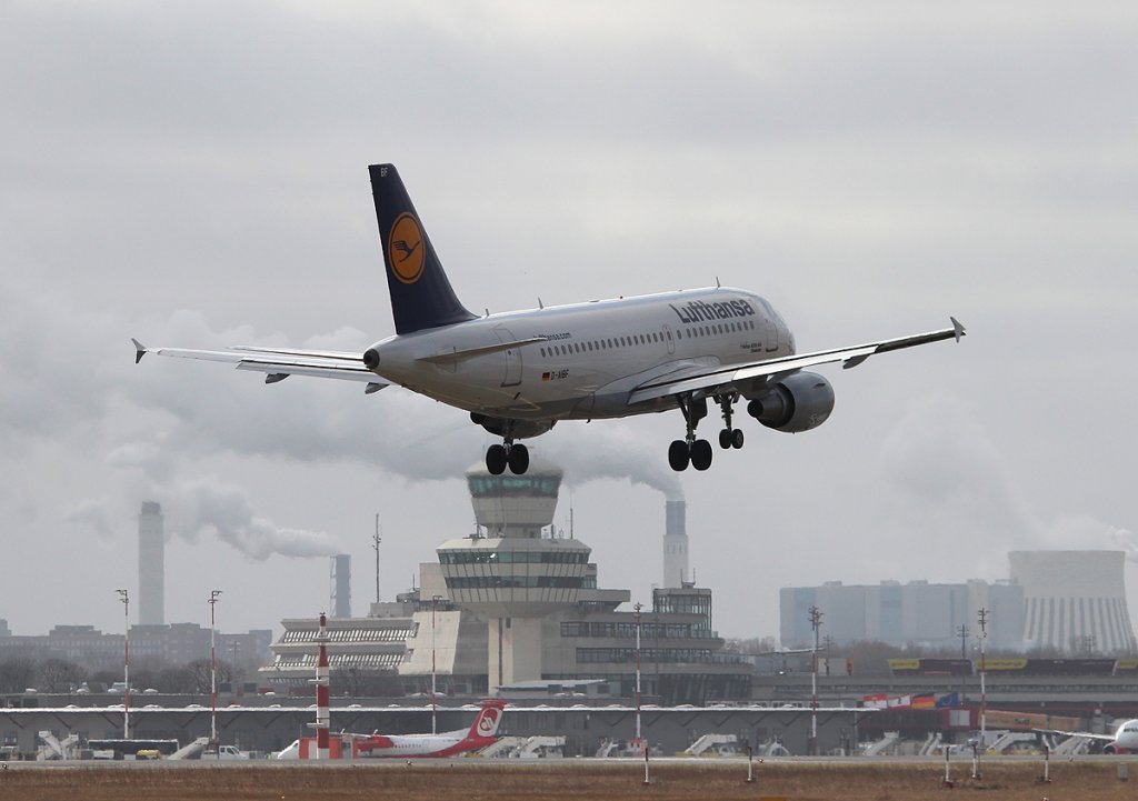Lufthansa A 319-112 D-AIBF  Sinsheim  bei der Landung in Berlin-Tegel am 01.03.2013
