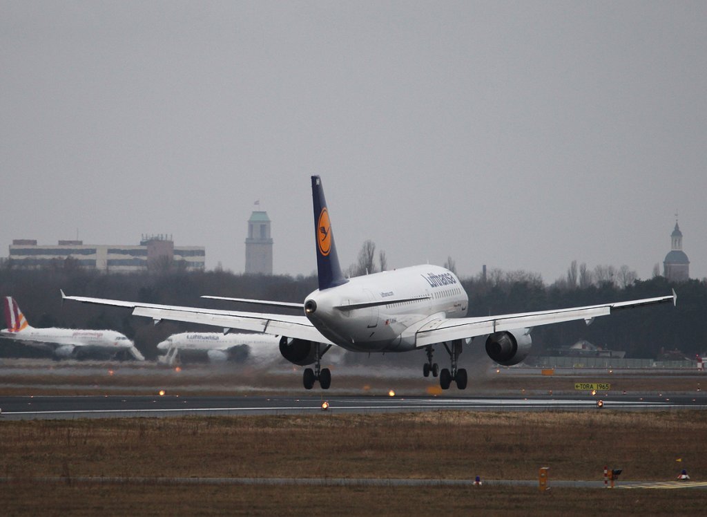 Lufthansa A 319-112 D-AKNH bei der Landung in Berlin-Tegel am 03.03.2013