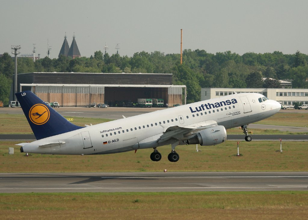Lufthansa A 319-114 D-AILD  Dinkelsbhl  beim Start in Berlin-Tegel am 22.05.2012