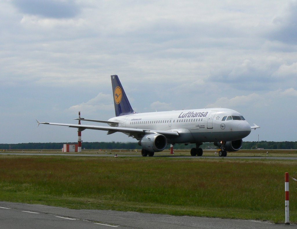 Lufthansa A 319-114 D-AILE  Kelsterbach  auf dem Weg zum Start in Berlin-Tegel am 27.05.2011