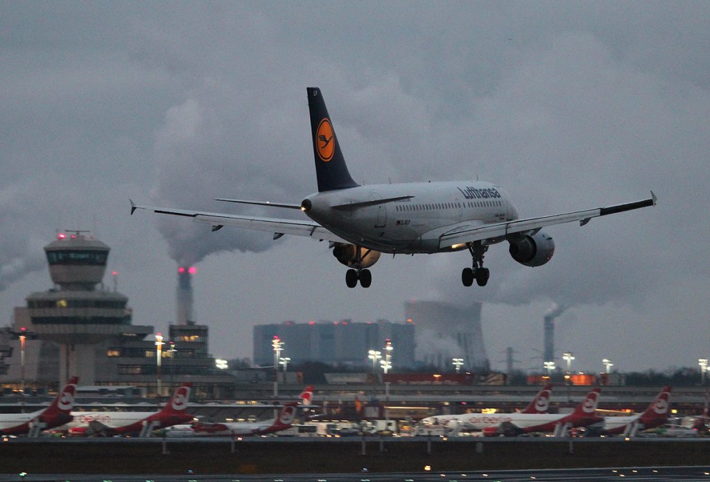 Lufthansa A 319-114 D-AILP bei der Landung in Berlin-Tegel am 01.12.2012