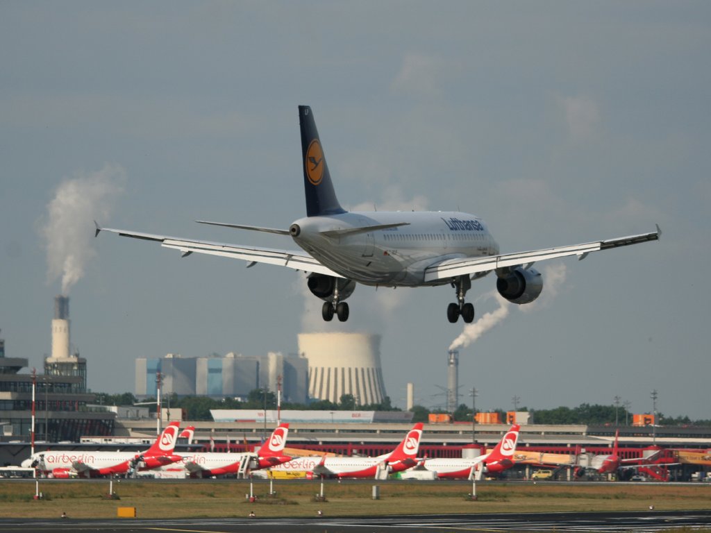 Lufthansa A 319-114 D-AILP  Tbingen  kurz vor der Landung in Berlin-Tegel am 18.06.2011