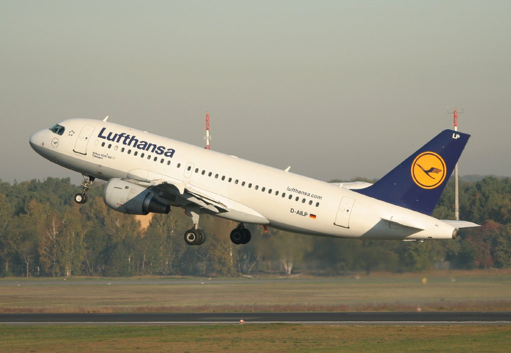Lufthansa A 319-114 D-AILP  Tübingen  beim Start in Berlin-Tegel am 15.10.2011