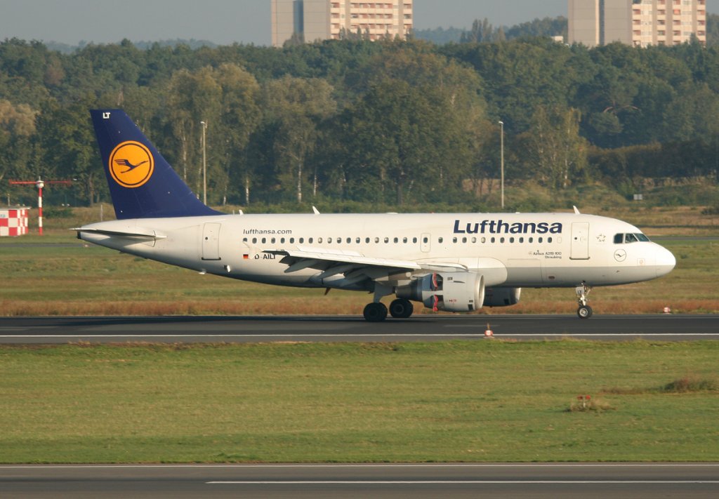 Lufthansa A 319-114 D-AILT  Straubing  nach der Landung in Berlin-Tegel am 25.09.2011