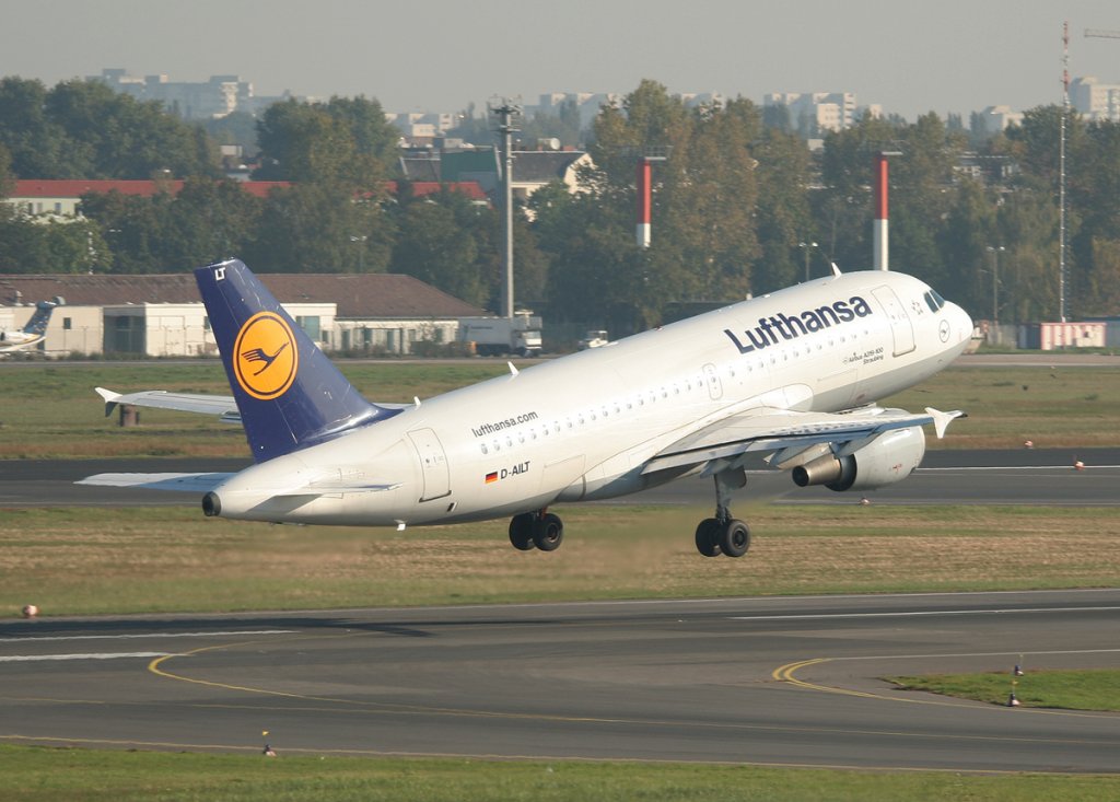 Lufthansa A 319-114 D-AILT  Straubing  beim Start in Berlin-Tegel am 25.09.2011
