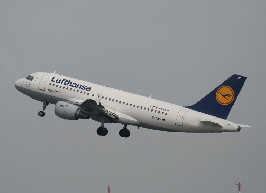 Lufthansa A 319-114 D-AILY  Schweinfurt  beim Start in Berlin-Tegel am 01.05.2010
