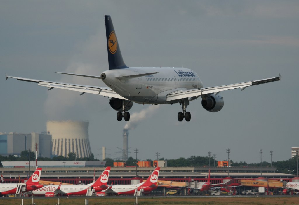 Lufthansa A 319-114 D-AILY  Schweinfurt  kurz vor der Landung in Berlin-Tegel am 18.06.2011