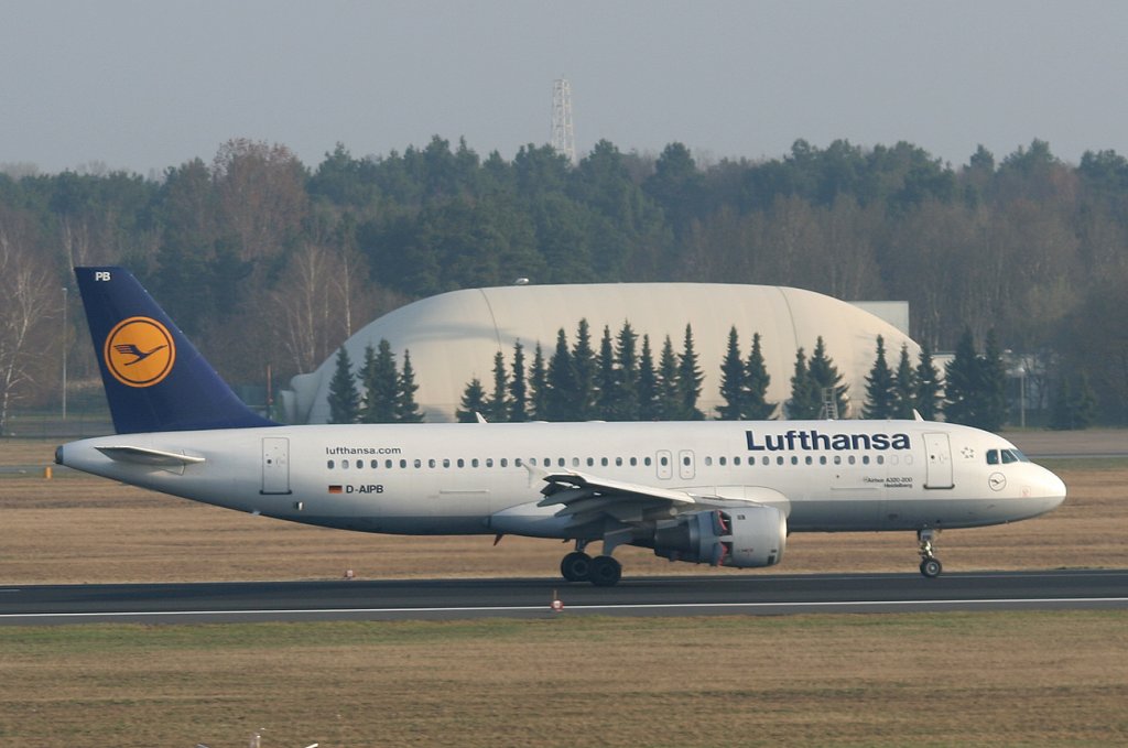 Lufthansa A 320-211 D-AIPB  Heidelberg  nach der Landung in Berlin-Tegel am 03.04.2011