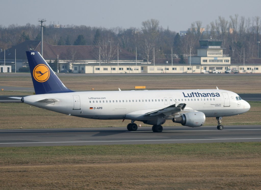 Lufthansa A 320-211 D-AIPB  Heidelberg  beim Start in Berlin-Tegel am 03.04.2011