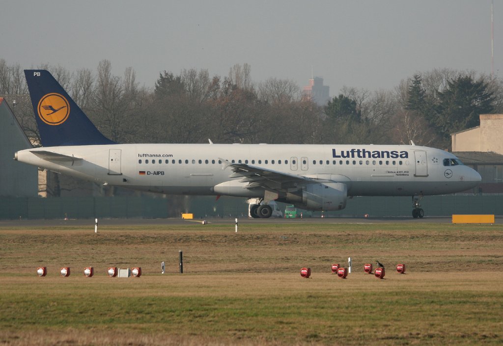 Lufthansa A 320-211 D-AIPB  Heidelberg  kurz vor dem Start in Berlin-Tegel am 17.03.2012