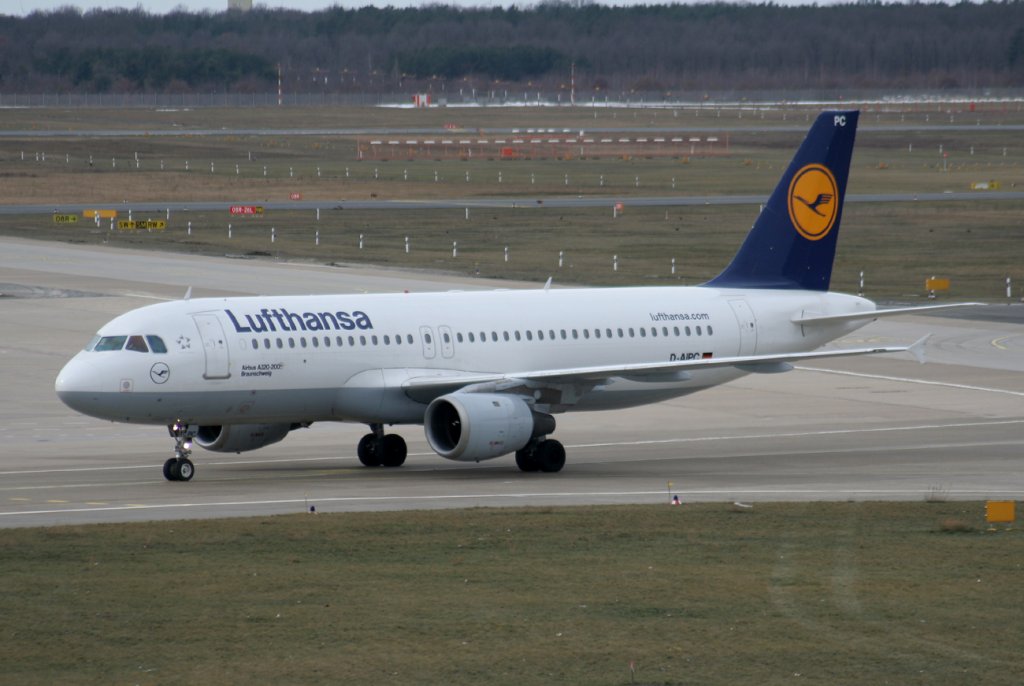 Lufthansa A 320-211 D-AIPC  Braunschweig  bei der Ankunft auf dem Flughafen Berlin-Tegel am 27.02.2010