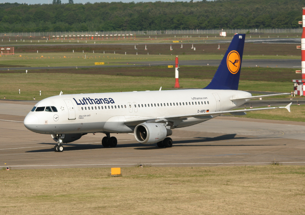 Lufthansa A 320-211 D-AIPD  Freiburg  bei der Ankunft in Berlin-Tegel am 17.05.2012