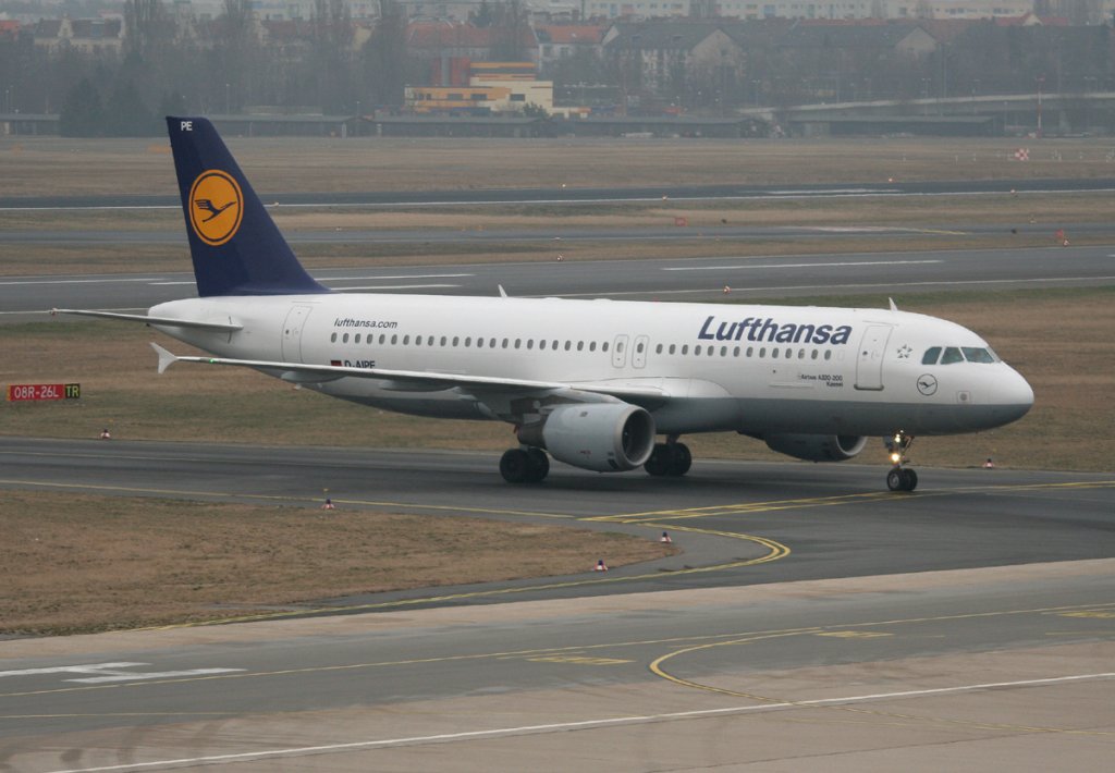 Lufthansa A 320-211 D-AIPF  Kassel  bei der Ankunft in Berlin-Tegel am 27.01.2012