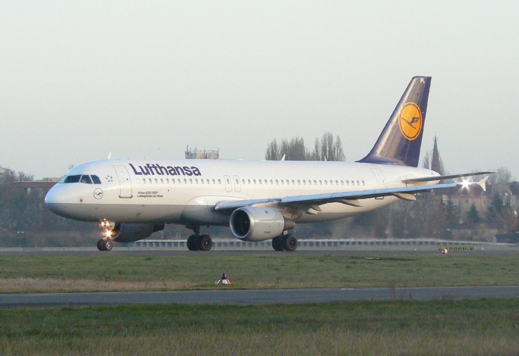 Lufthansa A 320-211 D-AIPL   Ludwigshafen am Rhein   kurz vor dem Start im ersten Sonnenlicht am Morgen des 21.11.2009 auf dem Flughafen Berlin-Tegel