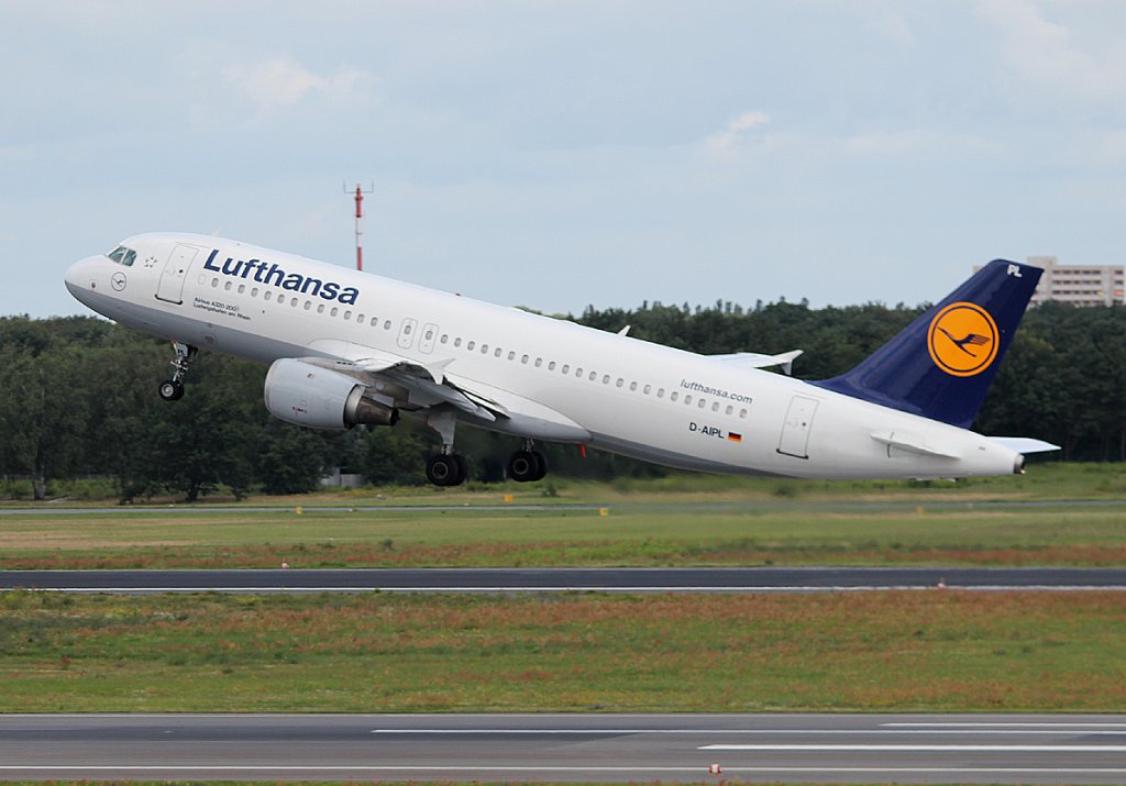 Lufthansa A 320-211 D-AIPL  Ludwigshafen am Rhein  beim Start in Berlin-Tegel am 21.07.2012