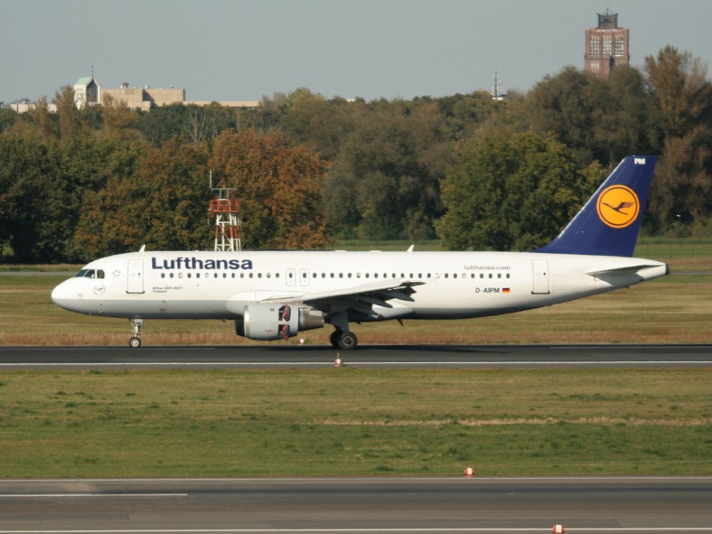 Lufthansa A 320-211 D-AIPM  Troisdorf  nach der Landung in Berlin-Tegel am 15.10.2011