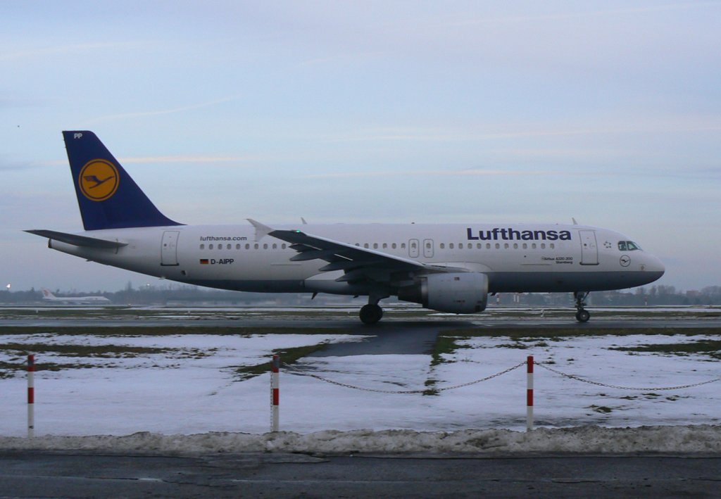 Lufthansa A 320-211 D-AIPP  Starnberg  am frhen Morgen des 08.01.2011 auf dem Flughafen Berlin-Tegel