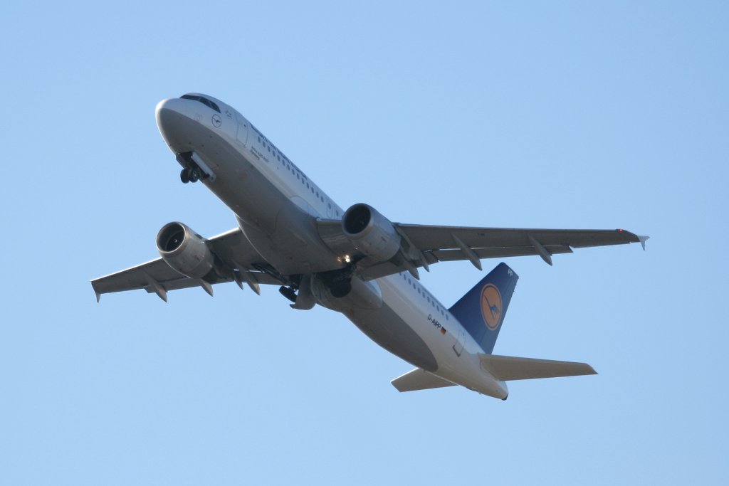 Lufthansa A 320-211 D-AIPP  Starnberg  beim Start in Berlin-Tegel am 12.02.2011
