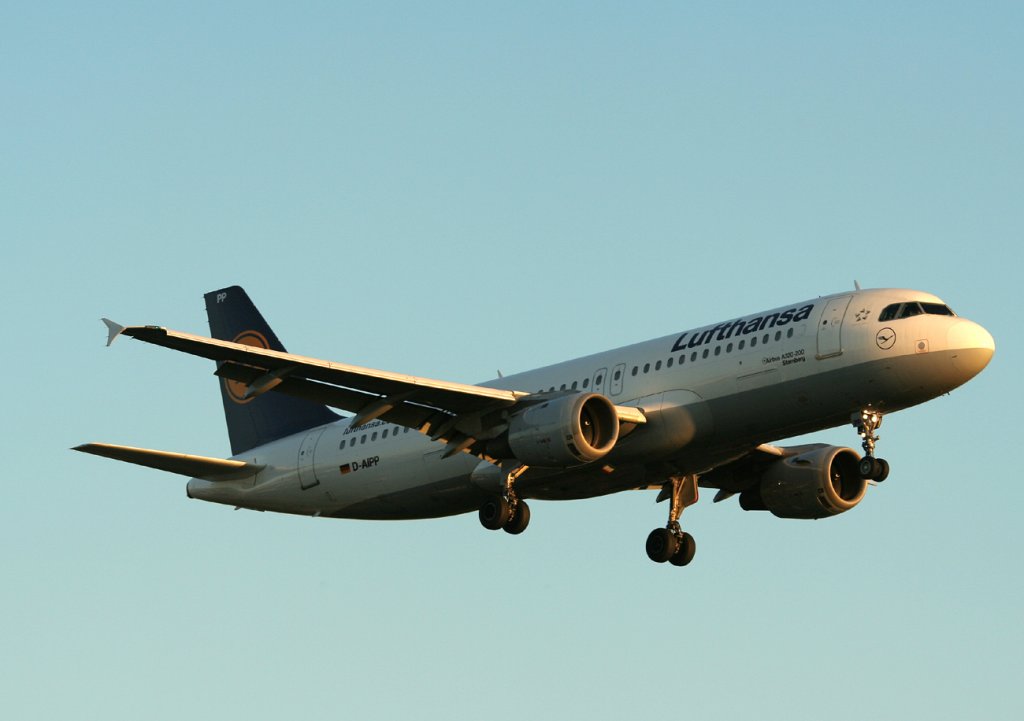 Lufthansa A 320-211 D-AIPP  Starnberg  kurz vor der Landung in Berlin-Tegel am 30.09.2011