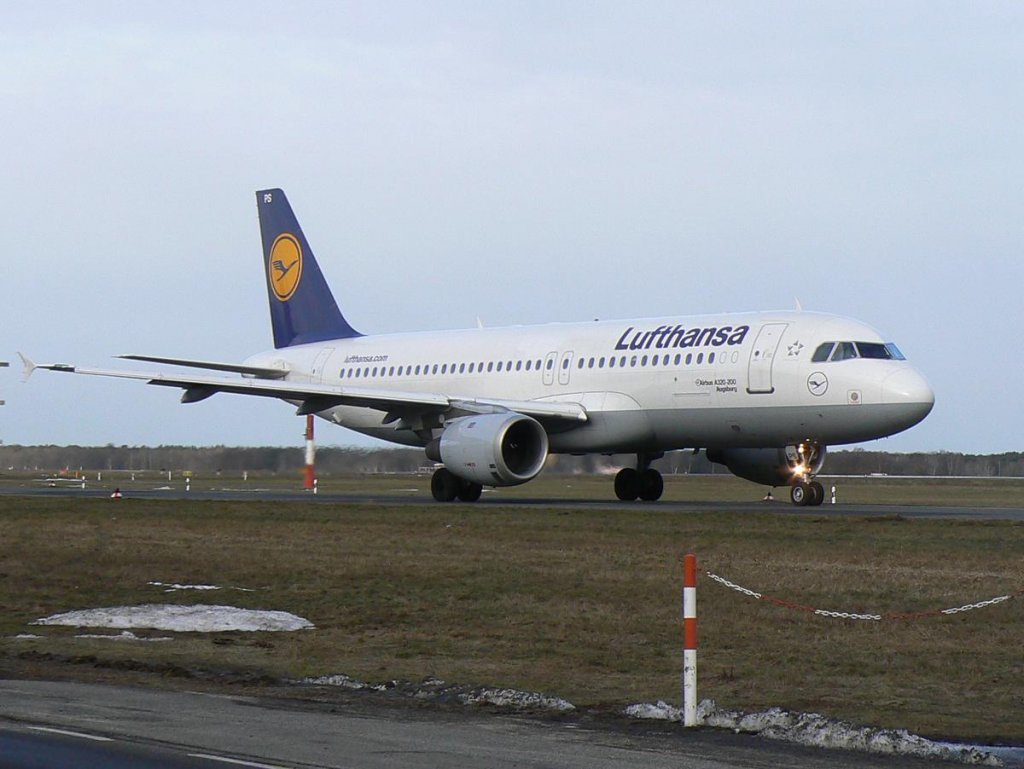 Lufthansa A 320-211 D-AIPS  Augsburg  am frhen Morgen des 27.02.2010 auf dem Flughafen Berlin-Tegel