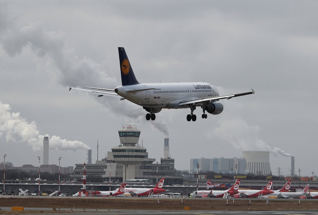 Lufthansa A 320-211 D-AIPU bei der Landung in Berlin-Tegel am 01.03.2013
