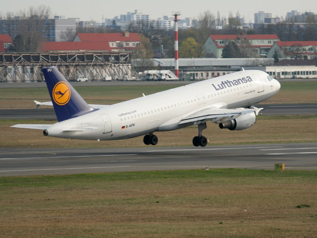 Lufthansa A 320-211 D-AIPU beim Start in Berlin-Tegel am 15.04.2012