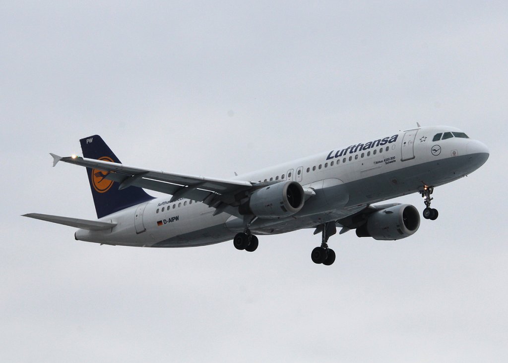 Lufthansa A 320-211 D-AIPW  Schwerin  bei der Landung in Berlin-Tegel am 01.04.2013