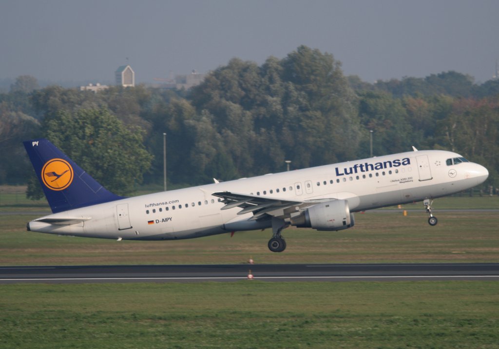 Lufthansa A 320-211 D-AIPY  Magdeburg  beim Start in Berlin-Tegel am 03.10.2010