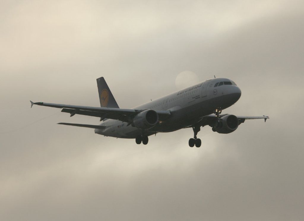 Lufthansa A 320-211 D-AIPY  Magdeburg  kurz vor der Landung in Berlin-Tegel am 09.03.2012