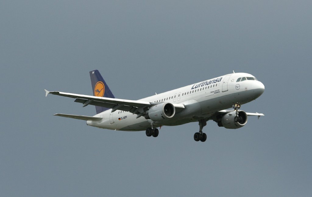 Lufthansa A 320-211 D-AIPY  Magdeburg  kurz vor der Landung in Berlin-Tegel am 25.06.2012