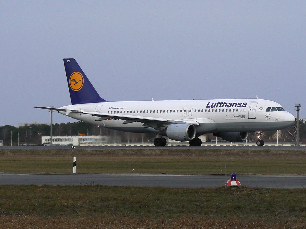 Lufthansa A 320-211 D-AIPZ  Erfurt  am frhen Morgen des 27.02.2010 auf dem Flughafen Berlin-Tegel