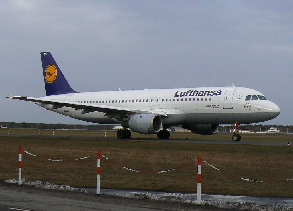 Lufthansa A 320-211 D-AIQB  Bielefeld  am frhen Morgen des 27.02.2010 auf dem Fughafen Berlin-Tegel