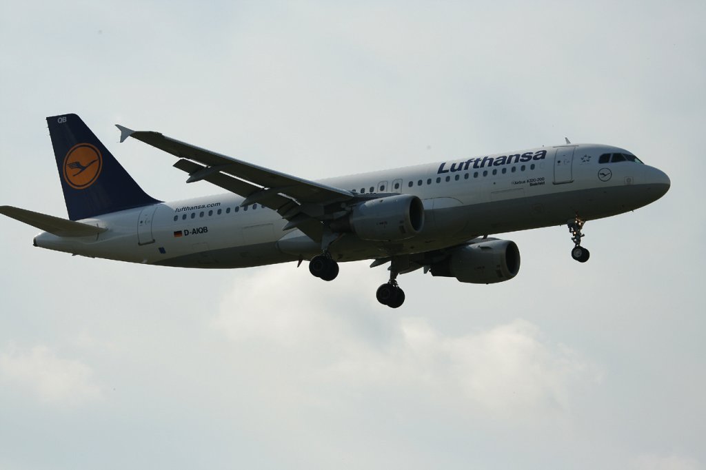 Lufthansa A 320-211 D-AIQB  Bielefeld  kurz vor der Landung in Berlin-Tegel am 18.06.2011
