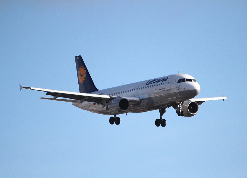 Lufthansa A 320-211 D-AIQC  Zwickau  bei der Landung in Berlin-Tegel am 01.03.2013