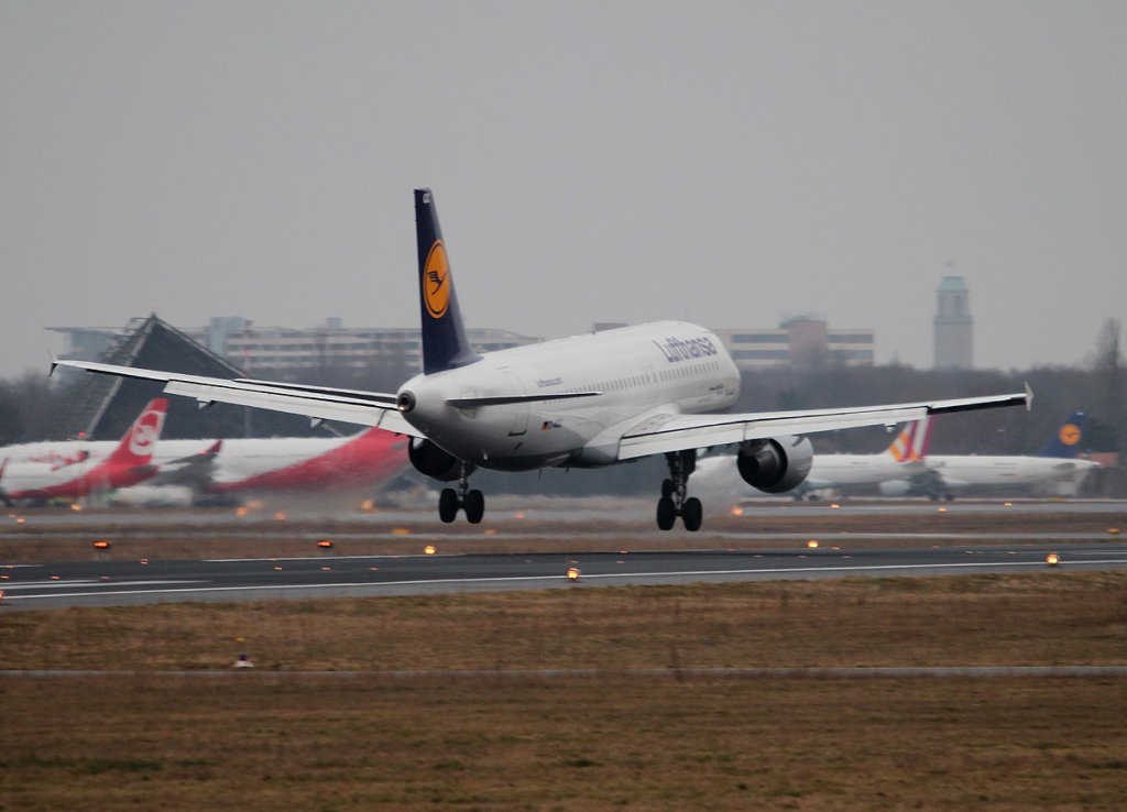 Lufthansa A 320-211 D-AIQC  Zwickau  bei der Landung in Berlin-Tegel am 03.03.2013