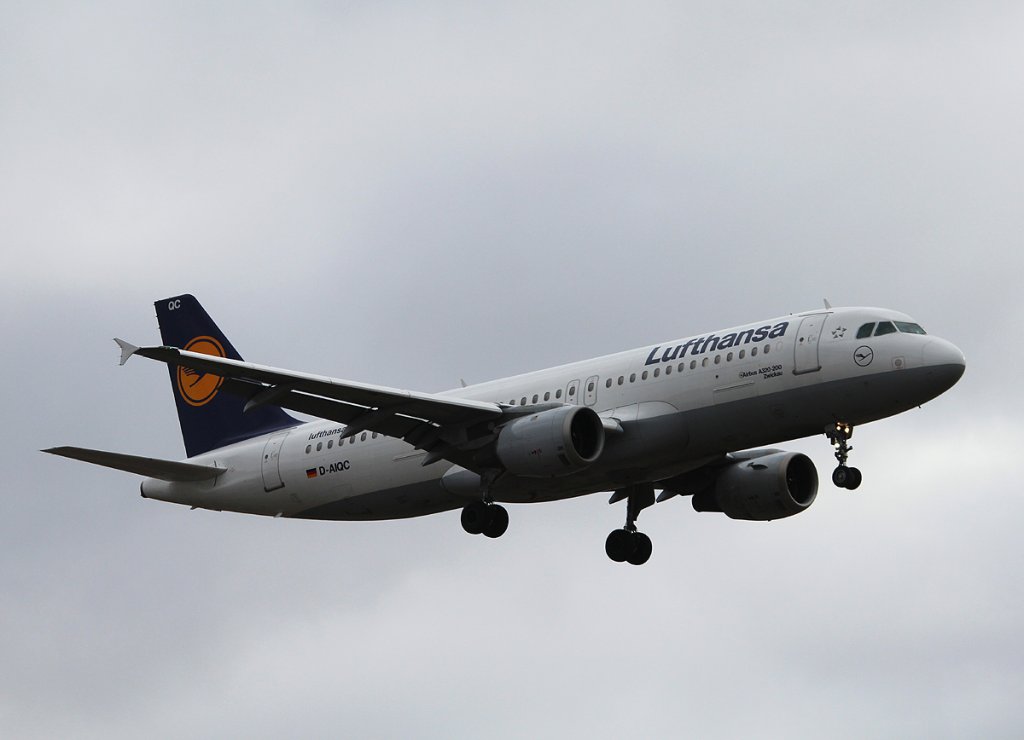 Lufthansa A 320-211 D-AIQC  Zwickau  bei der Landung in Berlin-Tegel am 03.03.2013