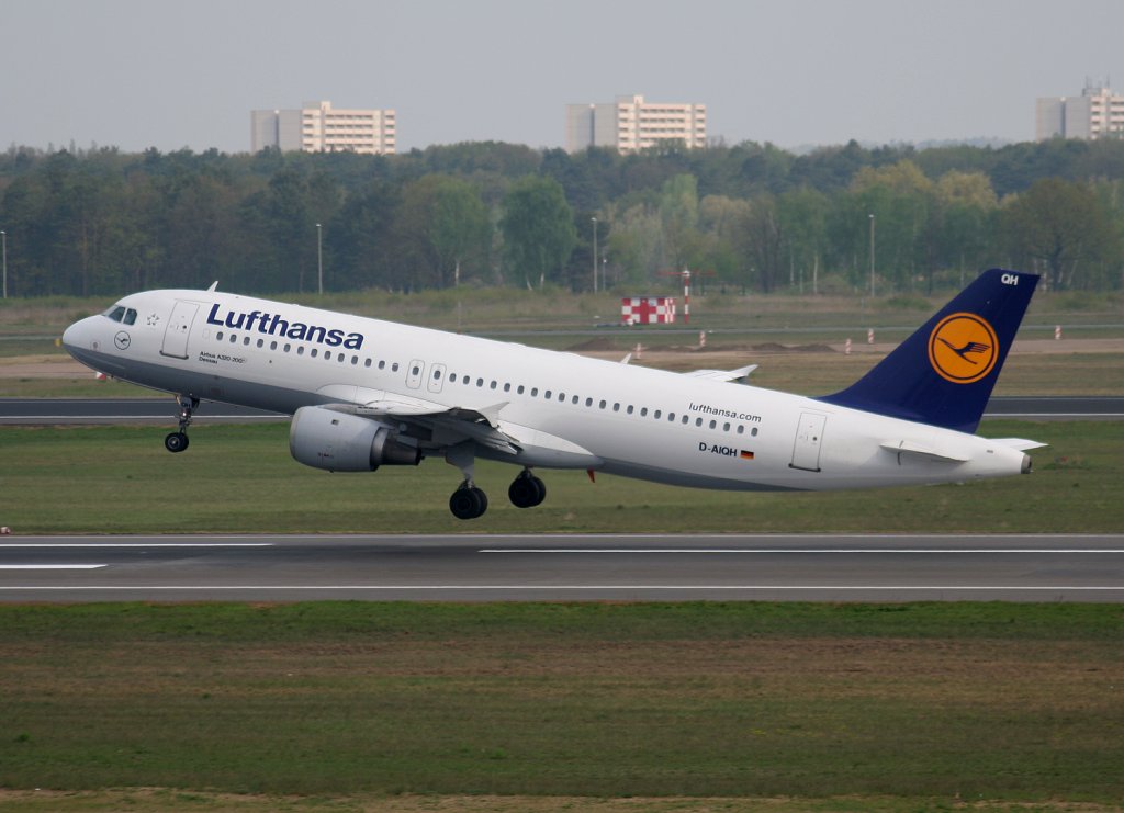 Lufthansa A 320-211 D-AIQH  Dessau  beim Start in Berlin-Tegel am 01.05.2010