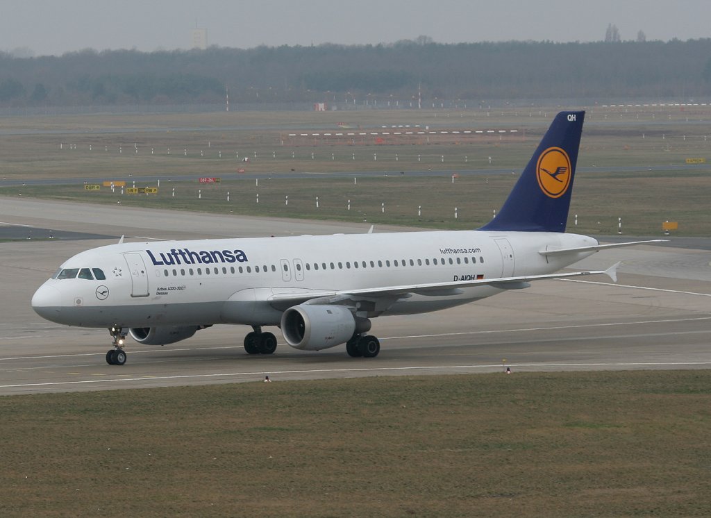 Lufthansa A 320-211 D-AIQH  Dessau  bei der Ankunft in Berlin-Tegel am 02.04.2011