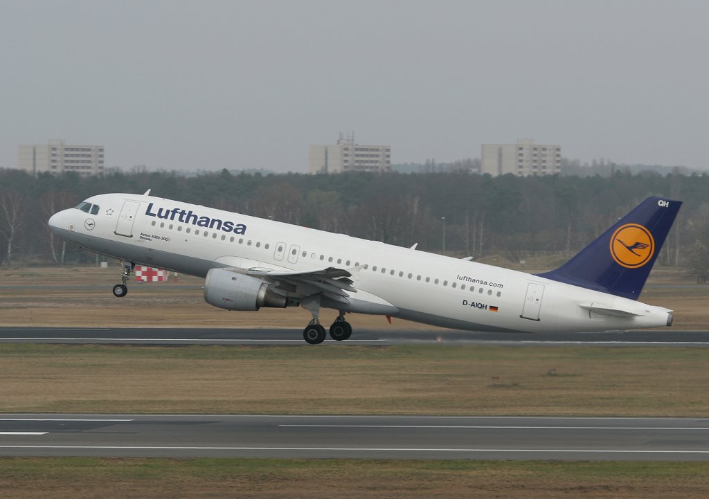 Lufthansa A 320-211 D-AIQH  Dessau  beim Start in Berlin-Tegel am 02.04.2011
