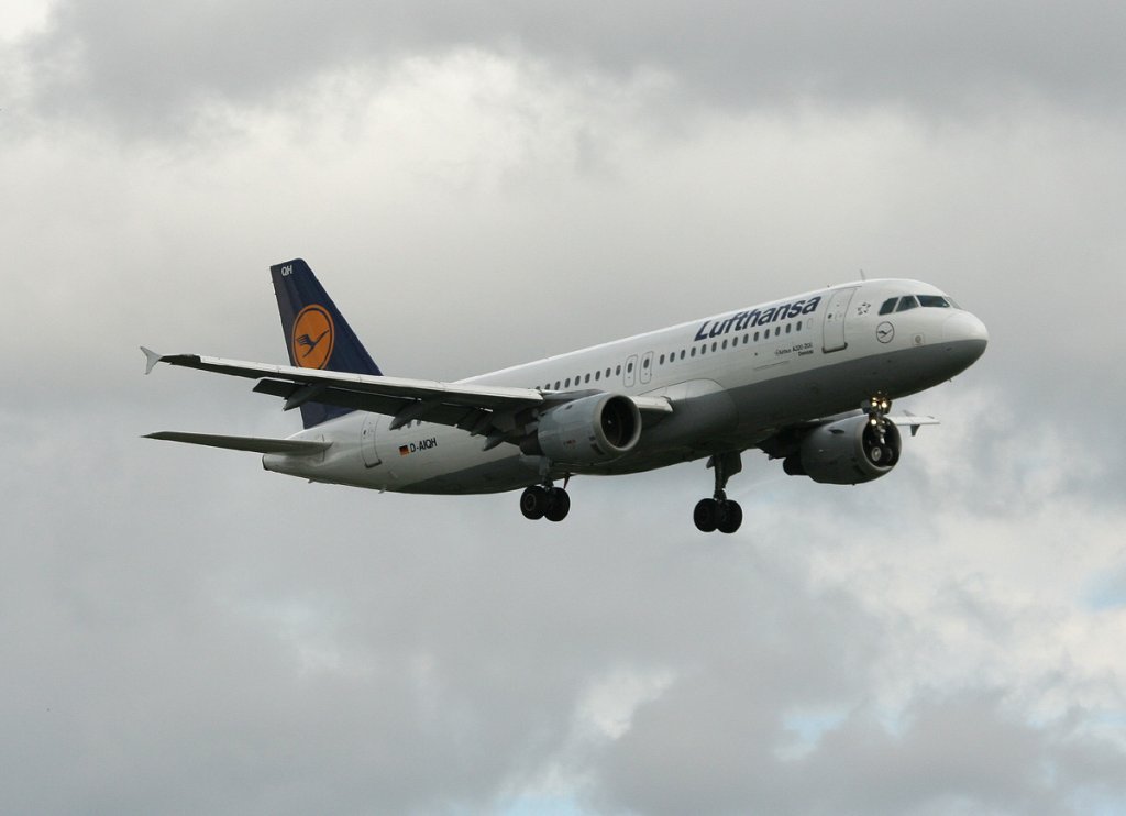 Lufthansa A 320-211 D-AIQH  Dessau  bei der Landung in Berlin-Tegel am 25.06.2012