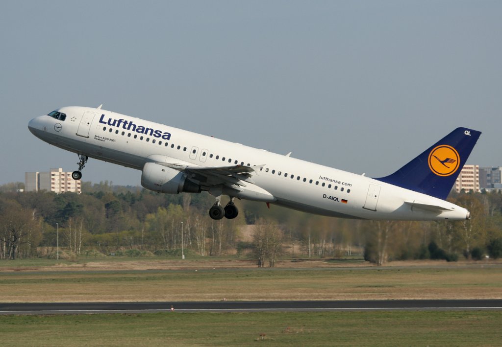 Lufthansa A 320-211 D-AIQL  Stralsund  beim Start in Berlin-Tegel am 21.04.2012