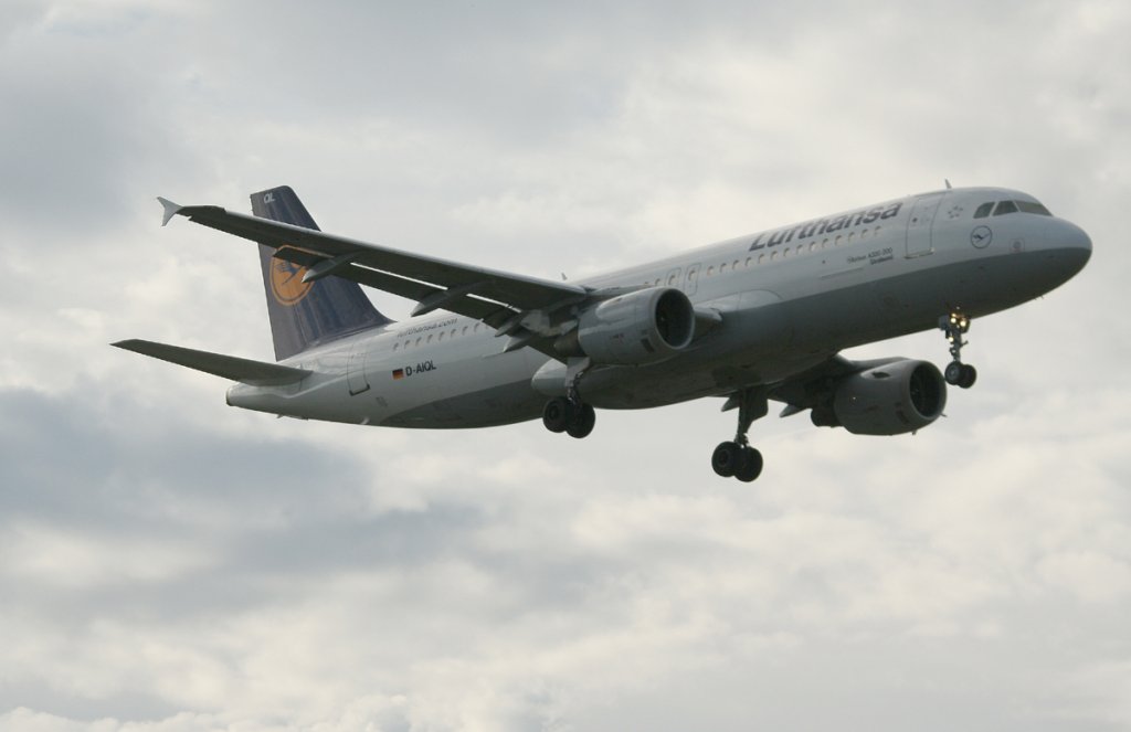 Lufthansa A 320-211 D-AIQL  Stralsund  kurz vor der Landung in Berlin-Tegel am 09.06.2012