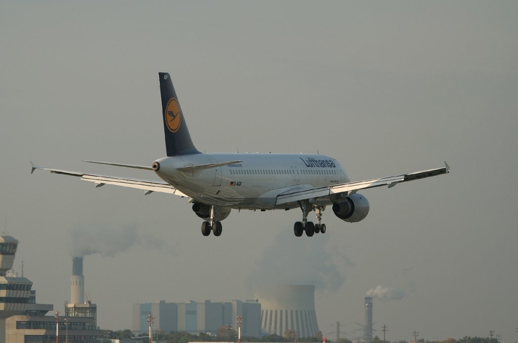 Lufthansa A 320-211 D-AIQP  Suhl  kurz vor der Landung in Berlin-Tegel am 04.10.2011