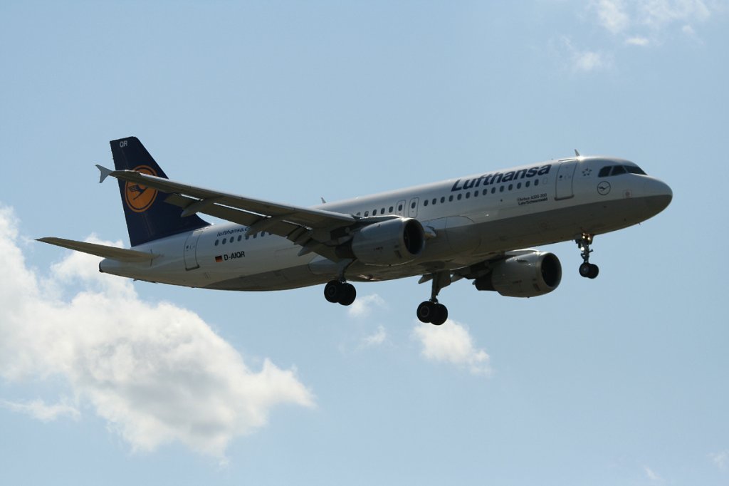 Lufthansa A 320-211 D-AIQR  Lahr/Schwarzwald  kurz vor der Landung in Berlin-Tegel am 09.06.2012