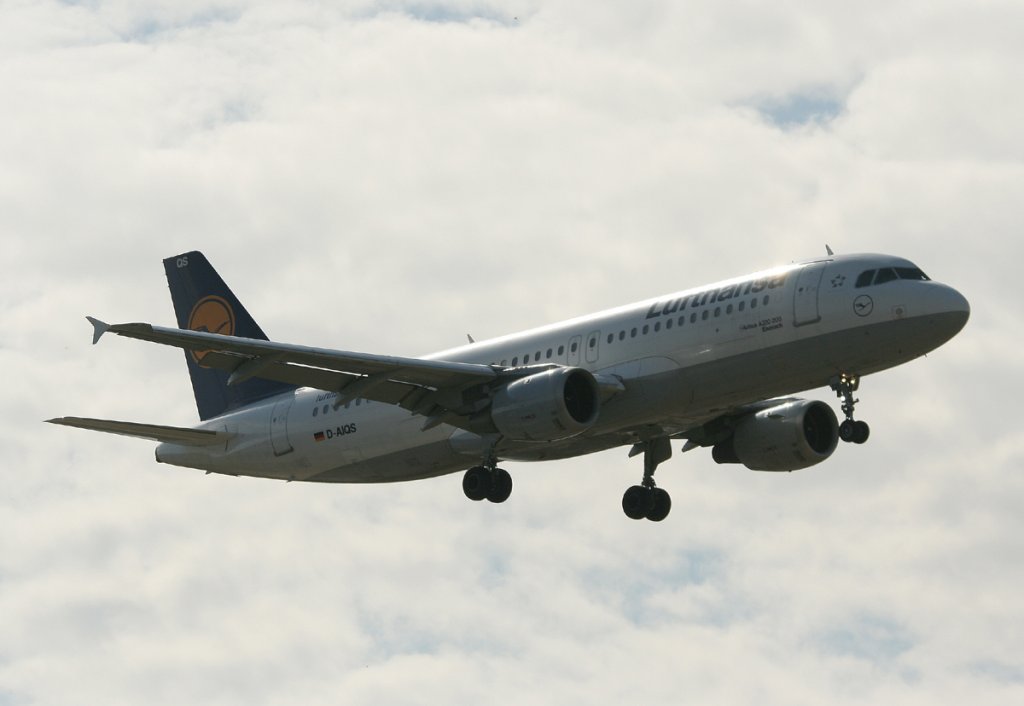 Lufthansa A 320-211 D-AIQS  Eisenach  kurz vor der Landung in Berlin-Tegel am 09.06.2012
